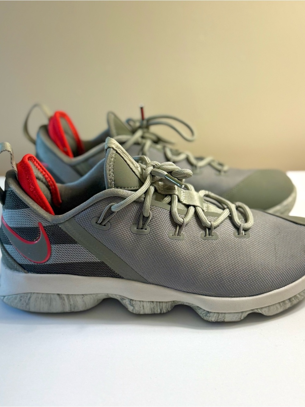 Nike LeBron 14 XIV Men’s Low Dark Stucco Size 9 EUC Vintage